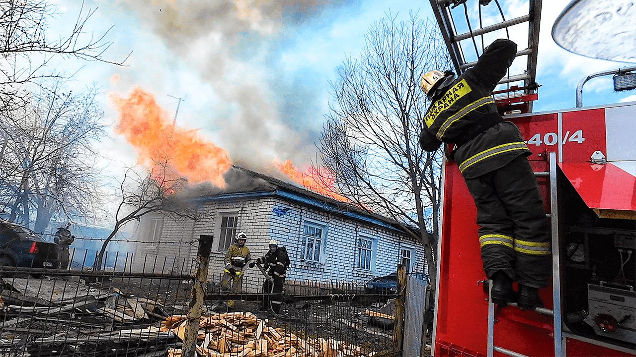 ПОЖАР В ДОМЕ, ГОРИТ КРЫША смотреть онлайн