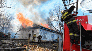 ПОЖАР В ДОМЕ, ГОРИТ КРЫША