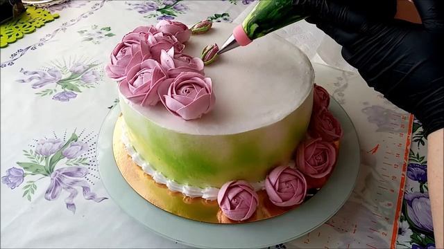 Торт на день рождения. Украшаю белково- заварным кремом.