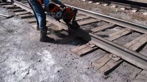 Мега болгарка, как быстро отрезают рельс на ЖД часть 1