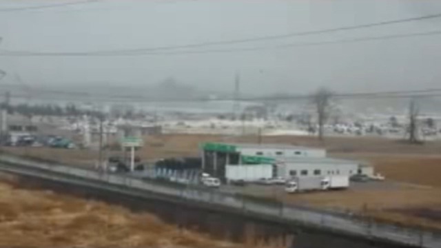 Цунами накрывает город смотреть онлайн