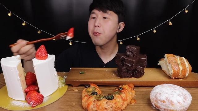 [SUB]뚜쥬르 딸기 우르르 케이크, 거북이빵, 마늘바게뜨 먹방(Strawberry Rice Cake, Tortoise Bread, Garlic Baguette)#MUKBANG смотреть онлайн