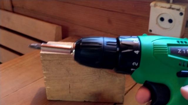 Дрель-шуруповерт Zitrek Green 12 063-4071 - Вкручиваем саморез по дереву 35х35 мм в брусок 50х100