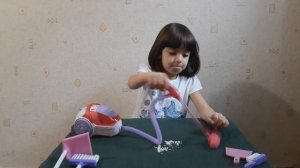Видео обзор игрушечного пылесоса. Toy vacuum cleaner.
