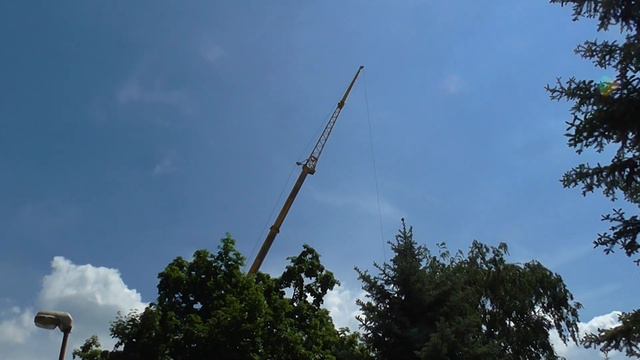 Doprava tepelnej izolácie na strechu paneláku žeriavom 19.5.2017 смотреть онлайн