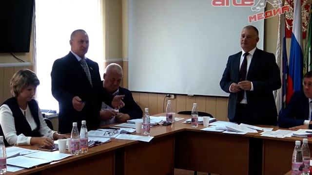 В АГО асфальт пониже, щебёнка пожиже. Чиновник спит, а служба его идёт смотреть онлайн