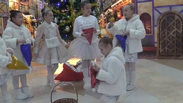 Народный ансамбль танца "Сюрприз" поздравляет всех Вас с Наступающим Новым годом! смотреть онлайн