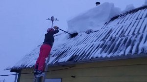 ЧИСТКА КРЫШИ ОТ СНЕГА! ЧТО-ТО ПОШЛО НЕ ТАК.. ПРИКОЛ!