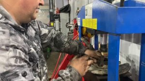 Замена передних ступичных подшипников и сальников на Toyota Land Cruiser Prado 95 кузов, 1999 г.в.