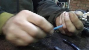 установка пыльника на шаровую рулевой наконечник стойку стабилизатора наглядно