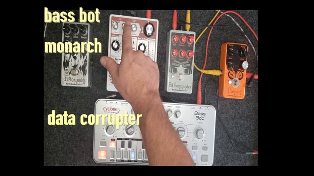 Cyclone Analogic Bass Bot TT-303 featuring Earthquker Devices synth pedals. смотреть онлайн
