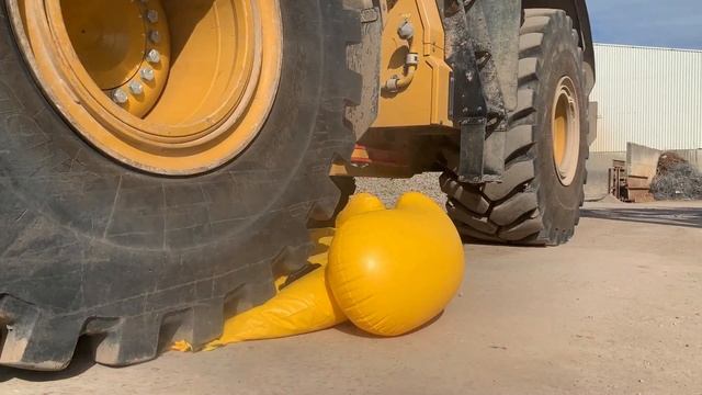 LOADER VS GIANT INFLATABLES смотреть онлайн