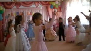 Парный танец на выпускном в детсаду