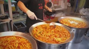 Корейская УЛИЧНАЯ Еда - ТОП Лучших БЛЮД： Тушеные СВИНЫЕ Рысаки, Острые Рисовые ПИРОЖКИ Токпокки.