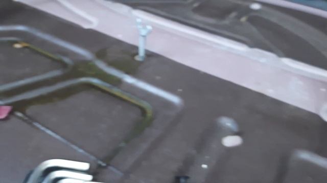 Фольксваген Тигуан 2013 года. Снятие пластиковой панели для регулировки петли замка багажника. смотреть онлайн