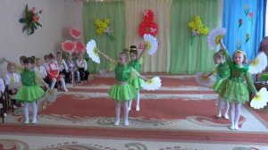 Классный танец девочек с цветами на 8 марта средняя группа