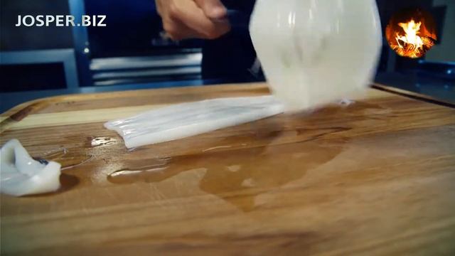 Угольная печь Mibrasa - Гнездо из черных спагетти с овощами и обжареным кальмаром смотреть онлайн