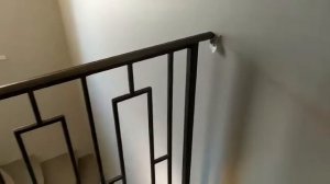 Современные, модные металлические перила для лестницы.