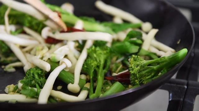 MISO INCREDIBLY HUNGRY for this Ramen Noodles Stir Fry Recipe смотреть онлайн
