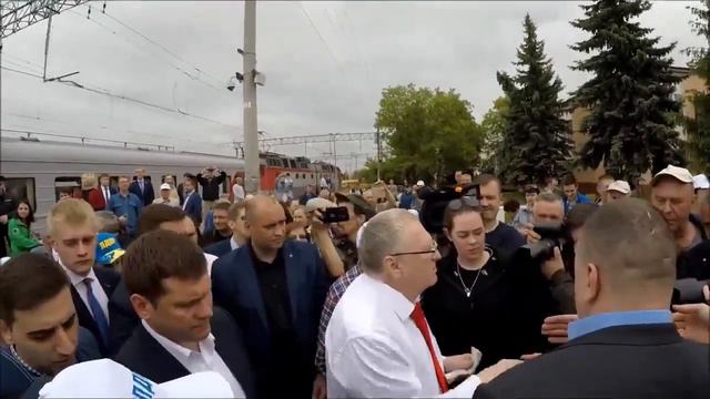 Жириновский раздает деньги в Туле 26 05 19 смотреть онлайн