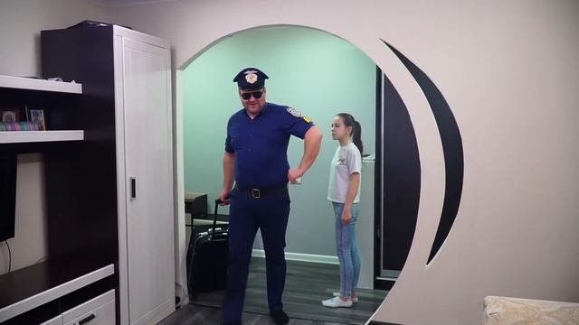 Сбежавший Полицейский и Захар в чемодане смотреть онлайн