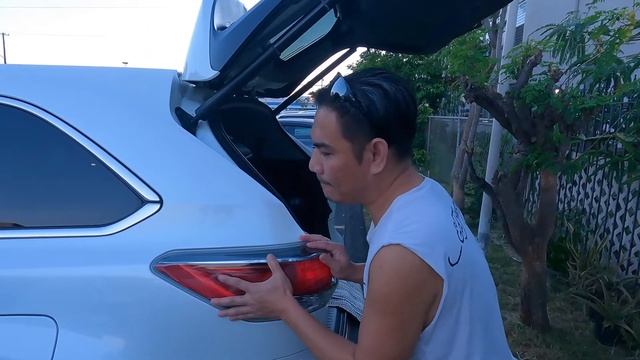 TOYOTA HIGHLANDER 2015 HOW TO REPLACE BRAKE LIGHTS | FILIPINO LIFE IN HAWAII смотреть онлайн