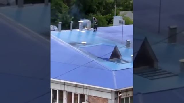 Задымление на крыше здания, где расположен "Лимерик". смотреть онлайн