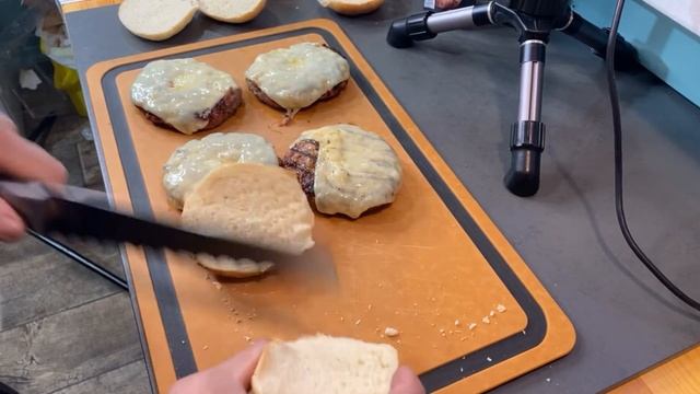 бургеры на угольном гриле WEBER