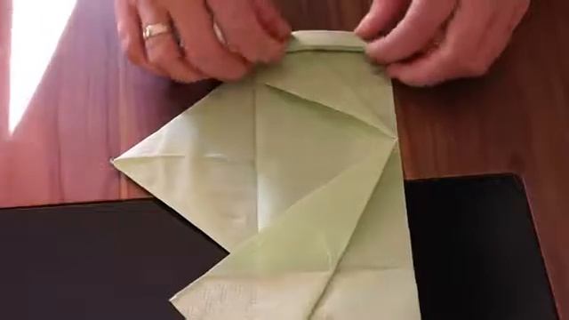 Кленовый лист из салфетки Как красиво сложить салфетки Servietten falten. смотреть онлайн