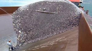 Строительство разгрузка баржи со щебнём