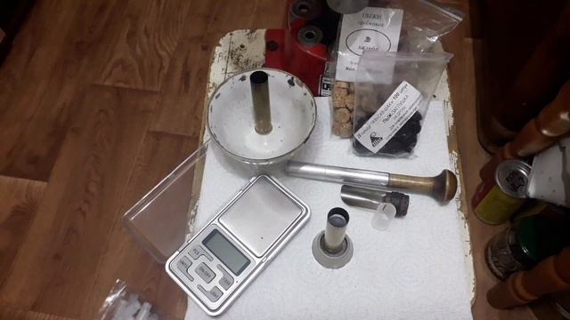 Рекомендую снаряжение латунных гильз 28 кал. на заводском стаканчике Шах и амортизаторе из пробки.