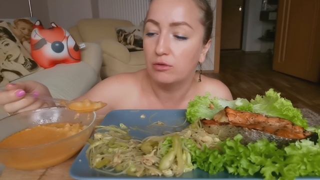 Мукбанг / ЗАСВЕТИТЬСЯ В ТЕЛИКЕ НЕ ПОЛУЧИЛОСЬ?/ СТЕЙКИ из форели / Азиатский салат / ТОМ-ЯМ по-русск смотреть онлайн