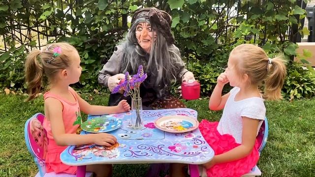 Сказка БАБА ЯГА как повар. Бабка Ёжка играет с малышками в ресторан и покупает новую швабру.