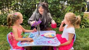 Сказка БАБА ЯГА как повар. Бабка Ёжка играет с малышками в ресторан и покупает новую швабру.