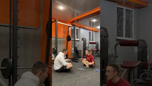 ￼КТО ПЕРВЫЙ СТАВИТ БУТЫЛКУ - ТОТ ЗАГАДЫВАЕТ ЖЕЛАНИЕ! смотреть онлайн