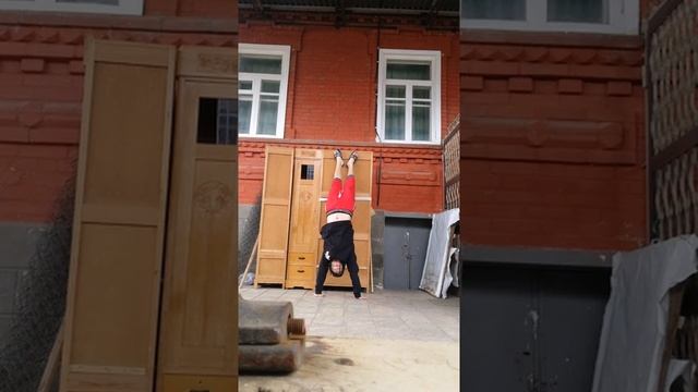 Как быстро и правильно научиться ходить на руках смотреть онлайн