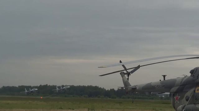 Взлет пары Су-30см. Аэродром Кубинка смотреть онлайн