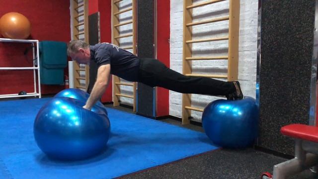 КЕНКОДО КАРАТЭ: отжимания на кулаках с опорой на 3 фитбола смотреть онлайн