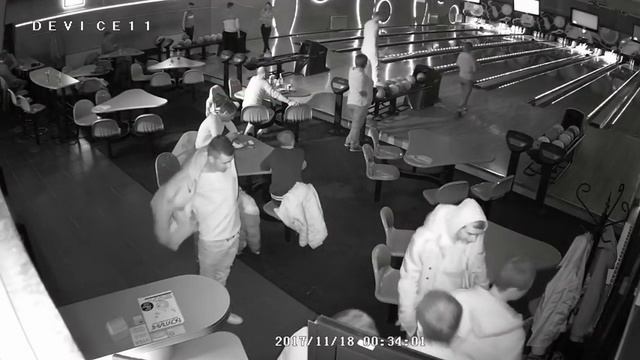 Молодой человек в белой куртке