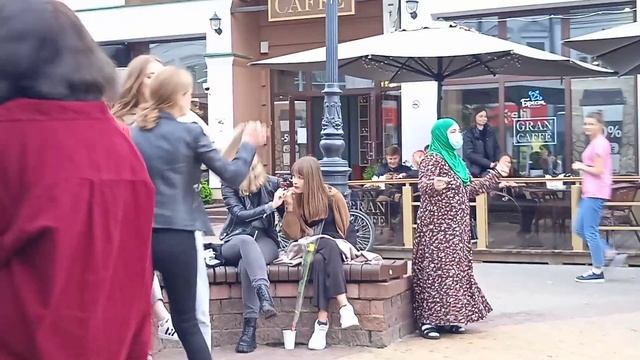 31.08.2021 Brest Belarus. Танцуют и поют.Уличные музыканты... Присоединяйтесь. Прогулки с Викторией смотреть онлайн