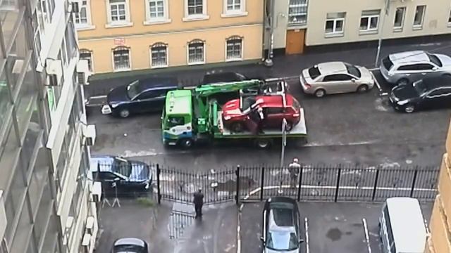 Борьба за машину с эвакуатора смотреть онлайн