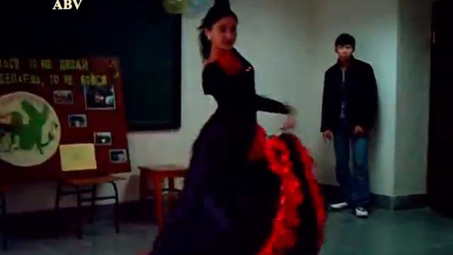 Прекрасный испанский танец красивой девушки. Nice Spanish dance of a beautiful girl смотреть онлайн