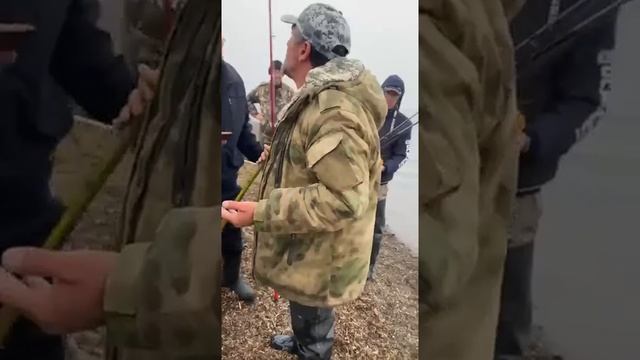 «Кто ты такой?!»: неизвестный запретил сахалинским рыбакам ловить рыбу на удочку смотреть онлайн