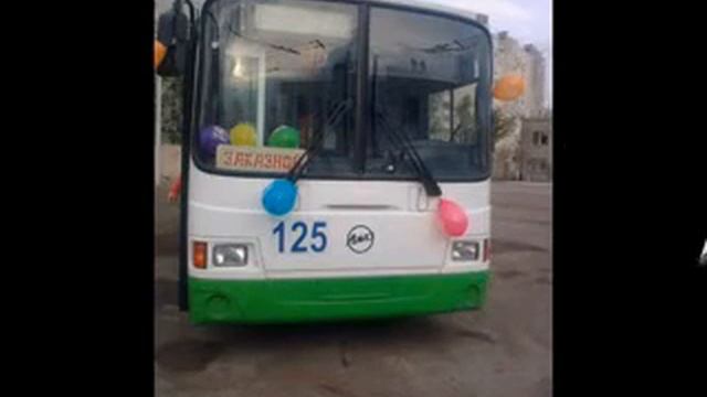 Первый свадебный троллейбус в Астрахани. смотреть онлайн