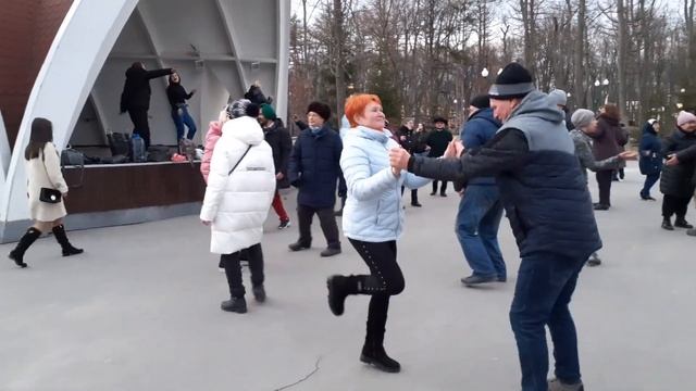 Всё для тебя!?/Как весело танцуют в парке Горького весной Харьков март 2021 смотреть онлайн