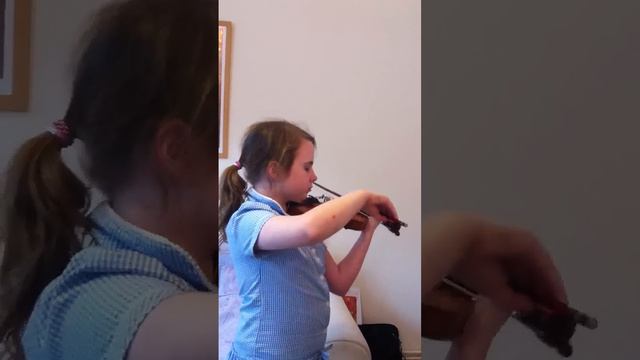 Adastra playing Tambourin by Gretry on the violin(1/4 size) смотреть онлайн