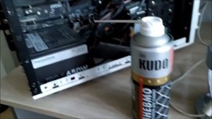 Чищу системный блок сжатым воздухом