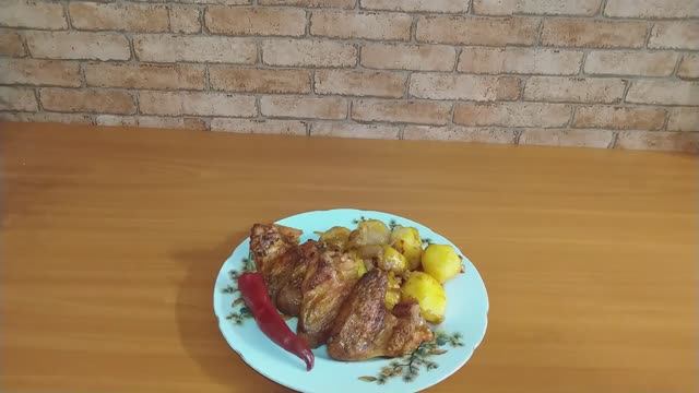 Куриные крылышки в остром соусе, запеченные с картофелем.