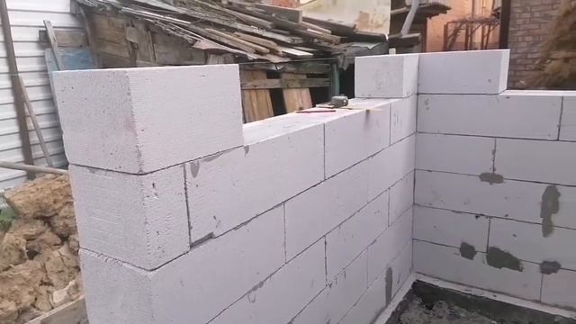 Пристройка к дому из газобетона_ кладка, резка, штробление, армирование