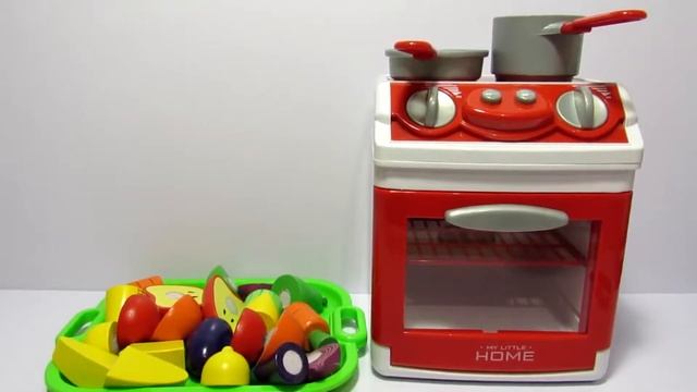 Играем и учим фрукты и овощи на липучках на английском языке, готовим их на детской плите.